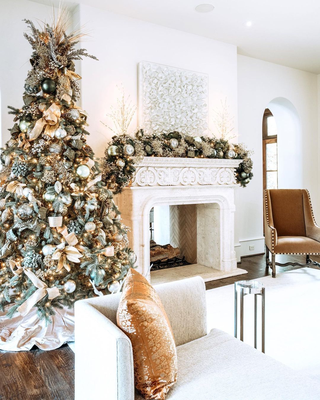 white and gold christmas decor