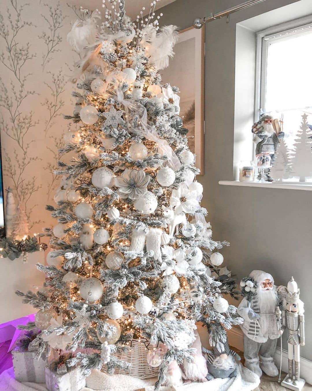 white and gold christmas decor