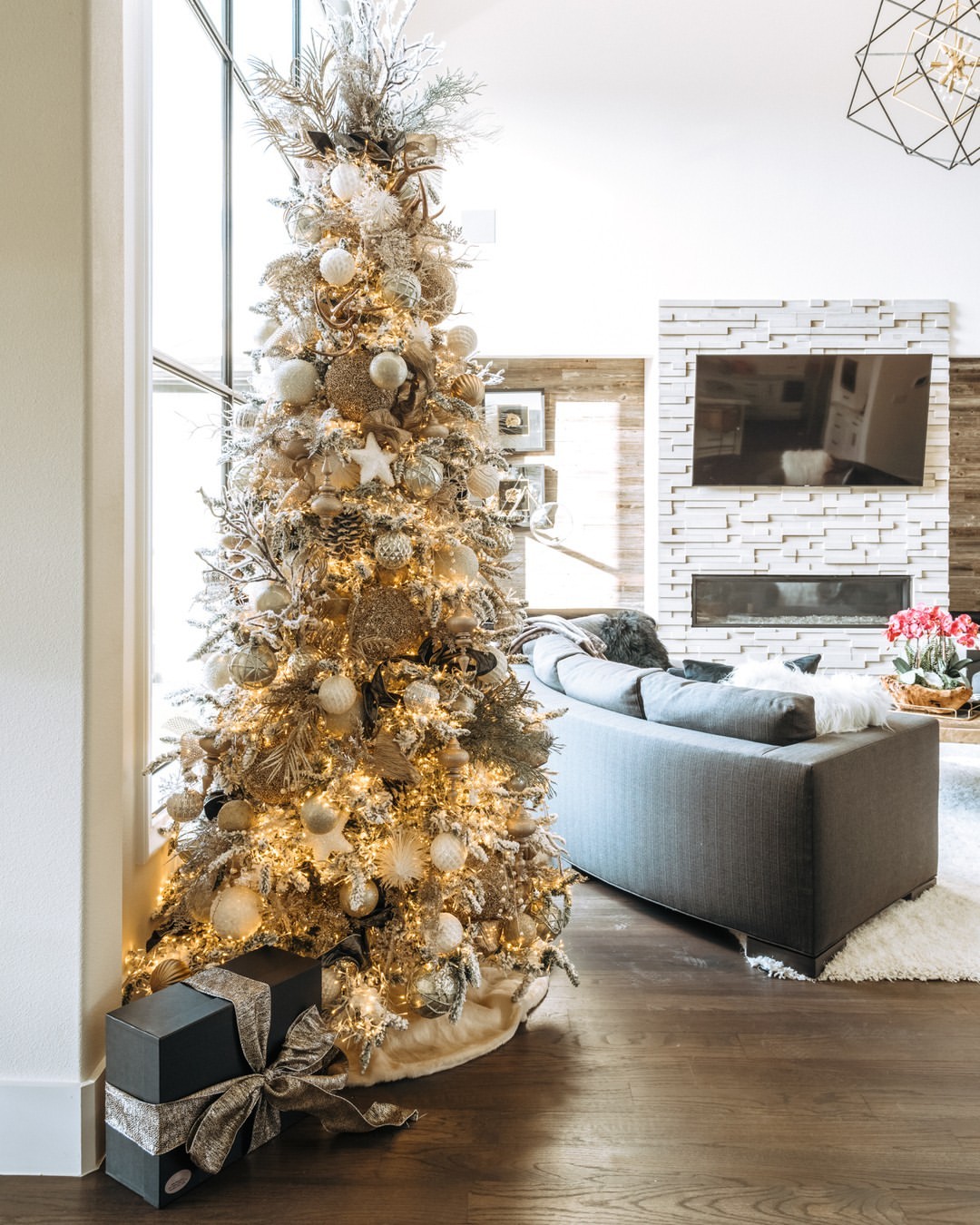 white and gold christmas decor